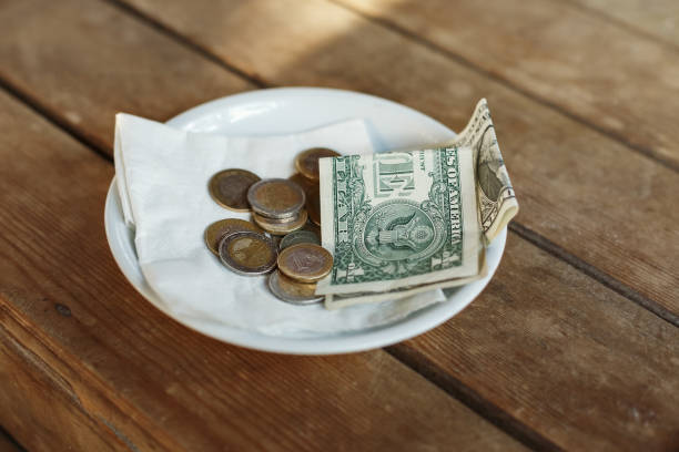 tips, деньги, оставленные на столе для сервера - tip off стоковые фото и изображения