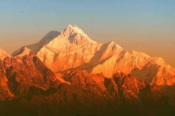 erstes licht auf mount kanchenjugha, himalaya-gebirge - indian peaks stock-fotos und bilder