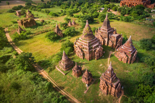 баган, мьянма (бирма), вид с воздуха на древние храмы и пагоды на закате - burmese culture myanmar pagoda dusk стоковые фото и изображения