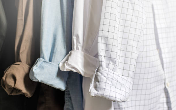 interior de armario placard, con camisas de vestir de los hombres con camisas dobladas y con los pun ¢ os, blanco, azul, marrón y negro, con tonos claros y enfoque suave - shirt hanger hanging blue fotografías e imágenes de stock