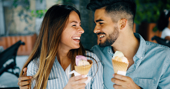 Feliz Pareja Tener Fecha Y Comer Helado Foto de stock y más banco de imágenes de Helado - Comida dulce congelada - Helado - Comida dulce congelada, Comer, Parejas - iStock Feliz Pareja Tener Fecha Y Comer Helado Foto de stock y más banco de imágenes de Helado - Comida dulce congelada - Helado - Comida dulce congelada, Comer, Parejas - iStock