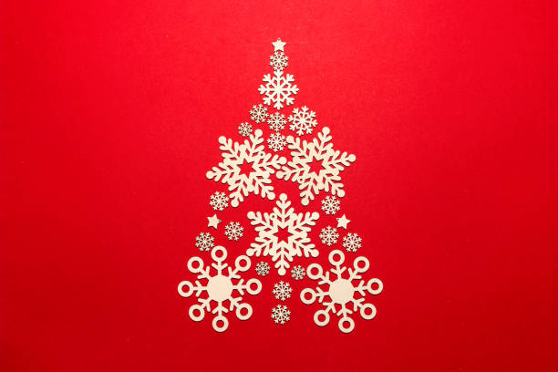 istock Christmas tree made of snowflakes on a red background 877826308