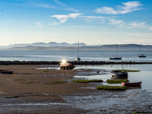 barche a morecambe bay con bassa marea con lake district hills sullo sfondo - ocean scenic flash foto e immagini stock