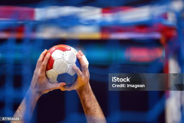 Jugador De Balonmano Foto de stock y más banco de imágenes de Frontón - Deporte - Frontón - Deporte, Falta de mano, Esfera