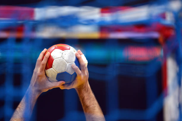 joueur de handball - faute de main photos et images de collection