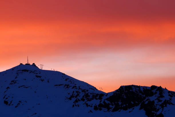 sunset in val thorens - apres ski snow winter european alps imagens e fotografias de stock