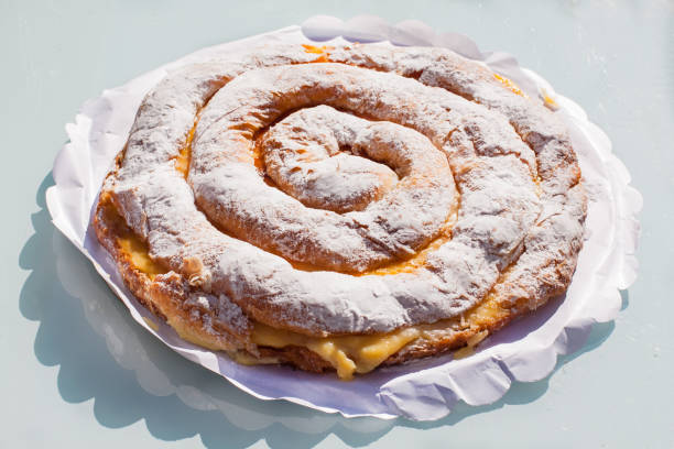 ensaimada con crema, pasticceria a forma di spirale tipica di maiorca, spagna - jeanne foto e immagini stock