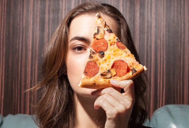 attraktive sexy weibliches modell mit pizza - fat layer stock-fotos und bilder