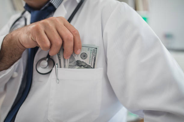 putting money in pocket - currency stethoscope medicare usa imagens e fotografias de stock