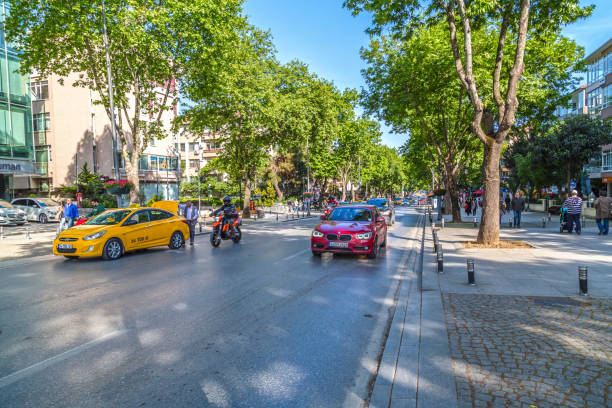 bagdat avenue (türkisch: bagdat caddesi), istanbul - kadikoy district stock-fotos und bilder