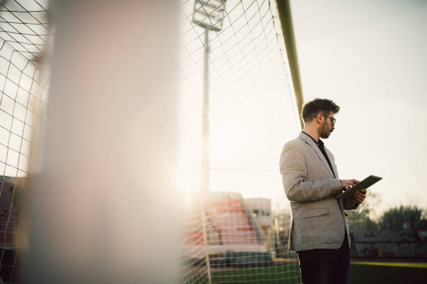 treinador, examinando o jogo - football field playing field goal post bleachers - fotografias e filmes do acervo