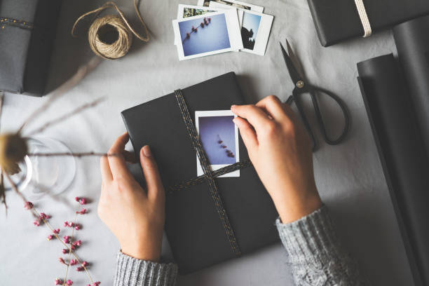 frau hände geschenkpapier weihnachten präsentiert - geschenk fotos stock-fotos und bilder