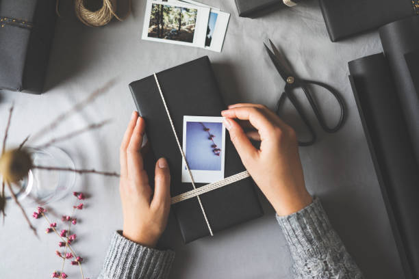 frau hände geschenkpapier weihnachten präsentiert - reparieren fotos stock-fotos und bilder