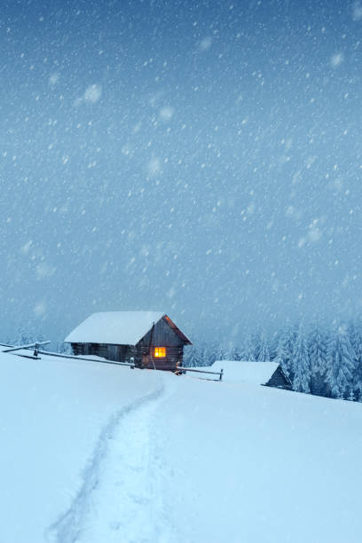 superbe paysage avec maison enneigée - cabin winter snow hut photos et images de collection