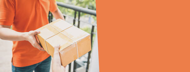 istock Delivery man giving a parcel to customer, banner background 877998006
