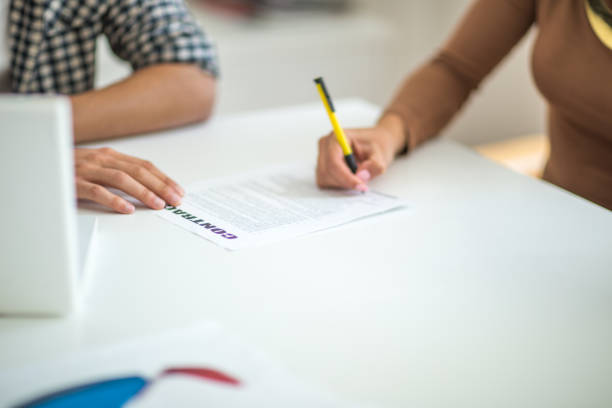 istock Signing the business contract 877998802