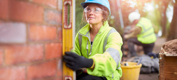 brickie femelle, vérifier les niveaux de son - protective workwear bricklayer manual worker construction photos et images de collection