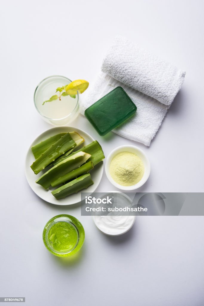 Jugo de Aloe vera, gel, hidratante crema, polvo y jabón en polvo - Foto de stock de Gel de aloe vera libre de derechos