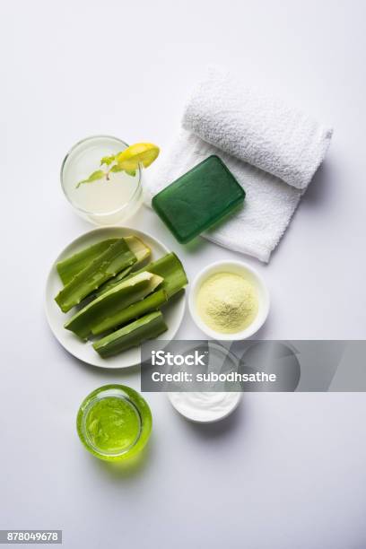 Jugo De Aloe Vera Gel Hidratante Crema Polvo Y Jabón En Polvo Foto de stock y más banco de imágenes de Gel de aloe vera