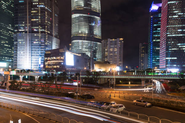 scena notturna della città di shanghai - travel urban scene blurred motion shanghai foto e immagini stock