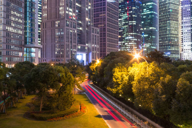 scena notturna della città di shanghai - travel urban scene blurred motion shanghai foto e immagini stock