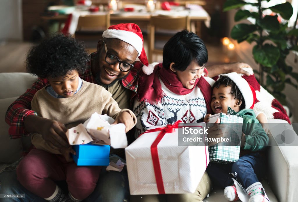 Una famiglia nera che si gode le vacanze di Natale - Foto stock royalty-free di Natale