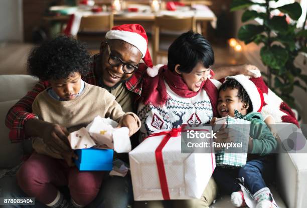 Una Famiglia Nera Che Si Gode Le Vacanze Di Natale - Fotografie stock e altre immagini di Natale - Natale, Famiglia, Afro-americano