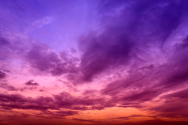 ciel coloré et le nuage dans le fond de crépuscule - violette photos et images de collection