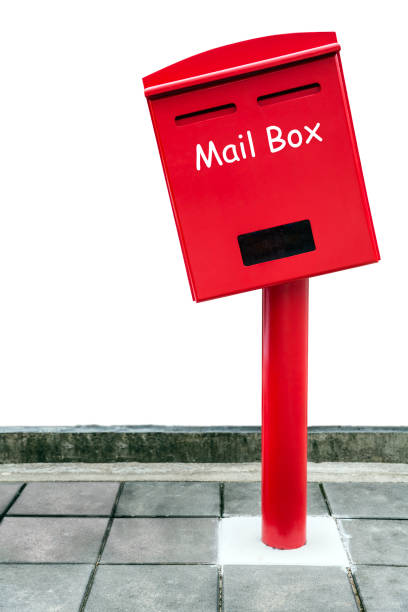 boîte aux lettres rouges sur le plancher de blocs de ciment blanc - mailbox mail box side view photos et images de collection