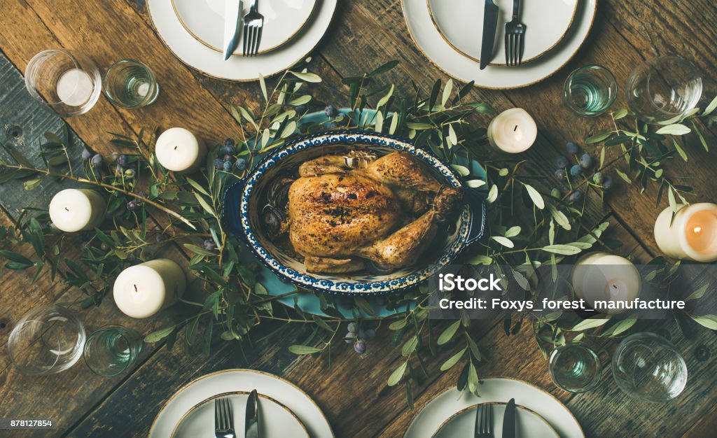 Urlaub Tisch Einstellung für Party, Versammlung oder Feier Brathähnchen - Lizenzfrei Tisch Stock-Foto