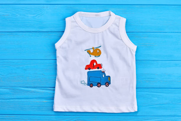 baby junge weiß t-shirt print-design. - playground cute baby blue stock-fotos und bilder