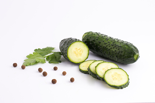白い背景のキュウリn白い背景に新鮮な野菜白い背景にオグルンカット みずみずしいのストックフォトや画像を多数ご用意 みずみずしい