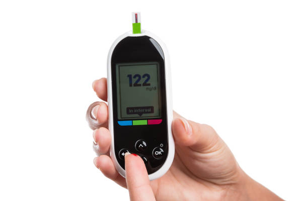 여 자가 측정 또는 디지털 glaucometer와 혈당 검사 - diabetes insulin glaucometer human finger 뉴스 사진 이미지