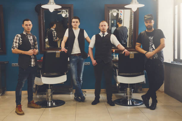 현대 이발소에 이발소의 남성 팀 - four people service customer team 뉴스 사진 이미지