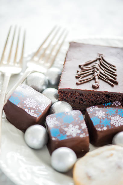 assiette à dessert sur le thème hiver canadien, "brownie" arbre de noël, bonbons, chocolats - cookie christmas shortbread christmas tree photos et images de collection