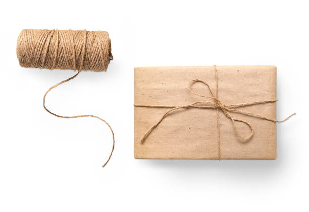 посылка обернутые упакованные коробки подарок и веревка изолированы на белом фоне - string package brown paper стоковые фото и изображения