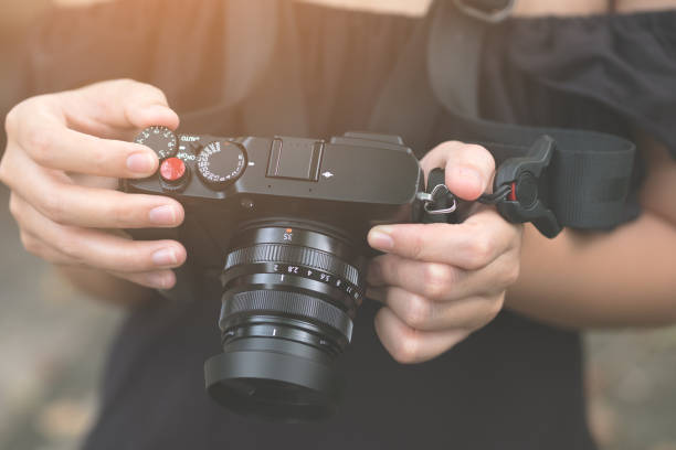 fotógrafo feminino, câmera digital na mão, tecnologia, - aprender fotos - fotografias e filmes do acervo