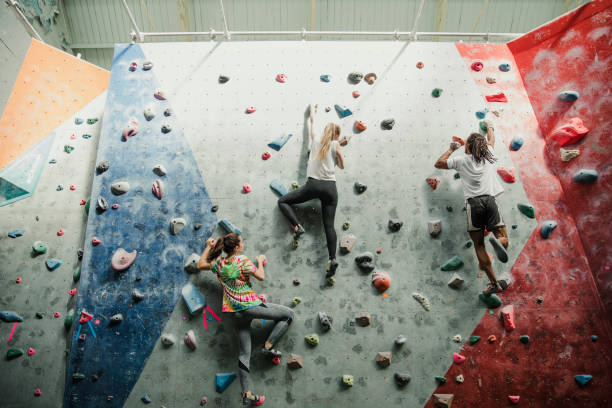 corrida até a parede de escalada - climbing wall rock climbing holding reaching - fotografias e filmes do acervo