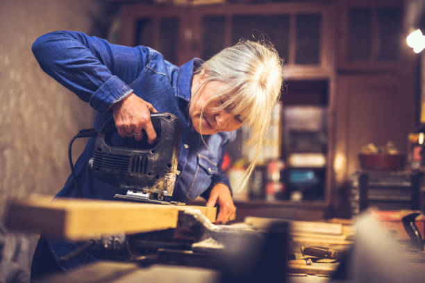 ワーク ショップで、アメリカのブルーカラー労働者 - independence business women manual worker ストックフォトと画像