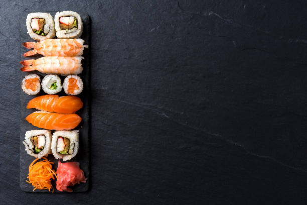 黒いコンクリート背景に日本の寿司のオーバー ヘッド ショット - japanese food ストックフォトと画像