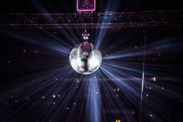 disco lustro piłka wiszące na imprezie retro - disco ball mirror shiny lighting equipment zdjęcia i obrazy z banku zdjęć