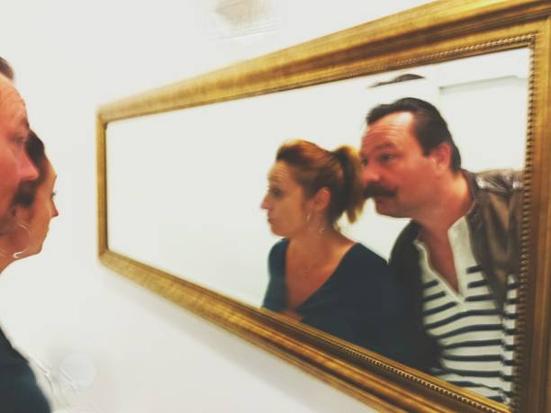 istock Couple in a gold mirror 878272582
