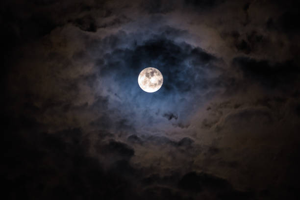 満月と雲と神秘的な暗い夜空 - super moon ストックフォトと画像