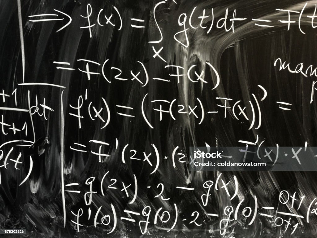 Algebra und Mathematik Gleichungen auf Schultafel mit Kreide geschrieben - Lizenzfrei Mathematik Stock-Foto