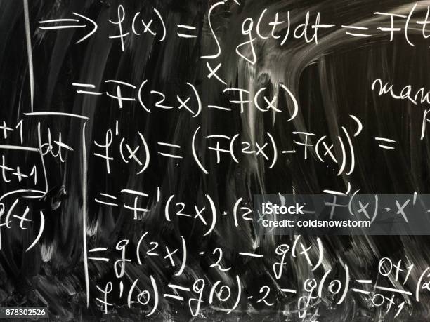 Algebra Und Mathematik Gleichungen Auf Schultafel Mit Kreide Geschrieben Stockfoto und mehr Bilder von Mathematik