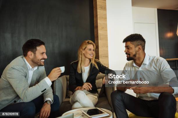 Foto de Compartilhar Algumas Histórias De Escritório e mais fotos de stock de Café - Bebida - Café - Bebida, Negócios, Discussão