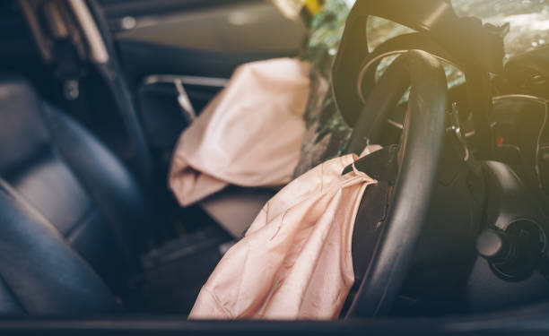 bolsas de aire que estallan después de un accidente. concepto de la seguridad del coche. - airbag fotos fotografías e imágenes de stock