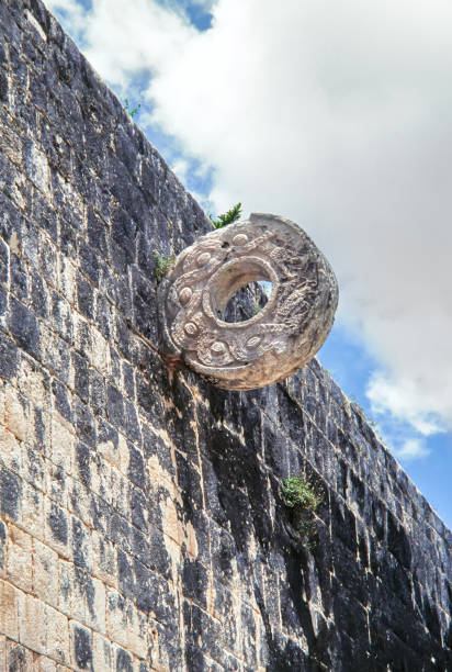 каменное кольцо на большой игровой корт с мячом.  чичен-ица, мексика - the great court стоковые фото и изображения