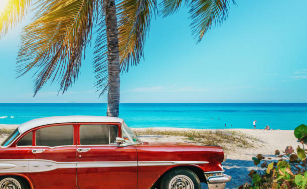 amerykański klasyczny samochód na plaży, kuba - cuba cuban culture car collectors car zdjęcia i obrazy z banku zdjęć