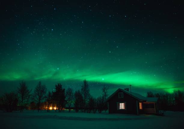 nordlichter (aurora borealis) über hütte in lappland dorf. finnland - aurora borealis aurora polaris lapland finland stock-fotos und bilder